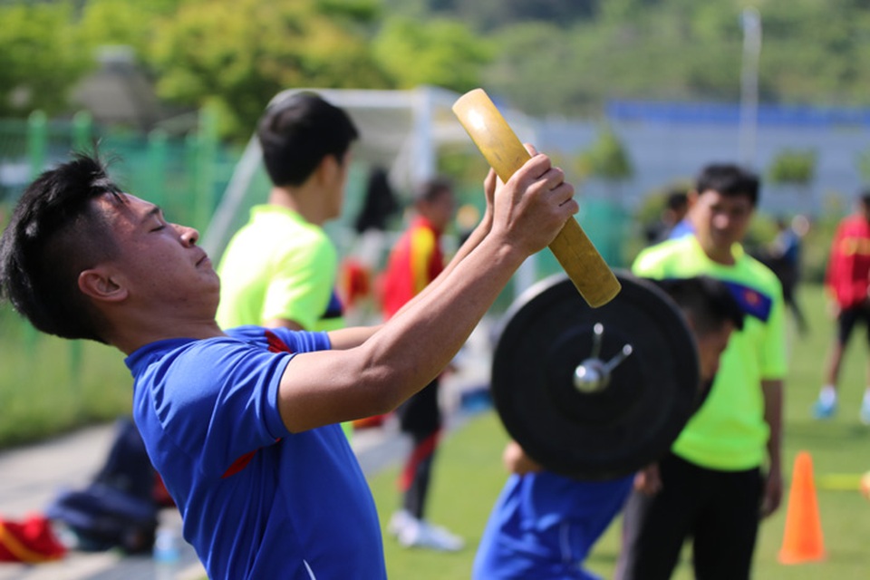 U20 Việt Nam nhồi thể lực bằng “món tạ” ở Hàn Quốc - 3 U20 Việt Nam nhồi thể lực bằng “món tạ” ở Hàn Quốc - 3