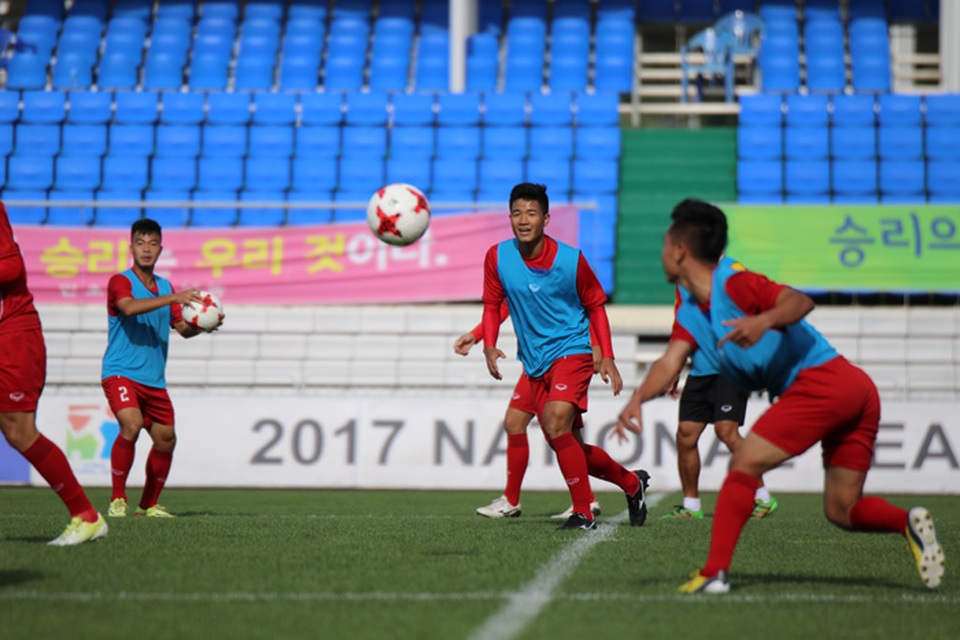 Cầu thủ U20 Việt Nam “cười hết cỡ” khi chơi đùa với bóng - 1
Các tuyển thủ U20 Việt Nam đang có tâm lý khá thoải mái