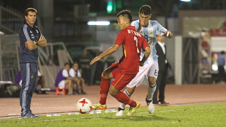 U20 Việt Nam 1-4 U20 Argentina: Sai lầm hàng thủ - 2
Cầu thủ U20 Việt Nam cố gắng truy cản Ponce
