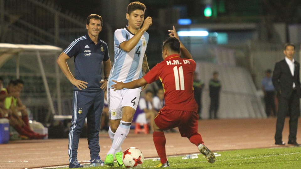 U20 Việt Nam 1-4 U20 Argentina: Sai lầm hàng thủ - 4
Minh Dĩ chơi khá xông xáo ở giữa sân