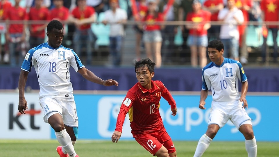 Khoảnh khắc đẹp trong ngày U20 Việt Nam chia tay giấc mơ World Cup - 12
Hoàng Nam chơi khá xông xáo ở giữa sân và liên tục bị phạm lỗi