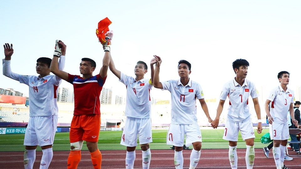 Những khoảnh khắc U20 Việt Nam thua “tâm phục khẩu phục” U20 Pháp - 16
Cầu thủ Việt Nam cảm ơn người hâm mộ đã cổ vũ hết mình trên sân Cheonan Sports