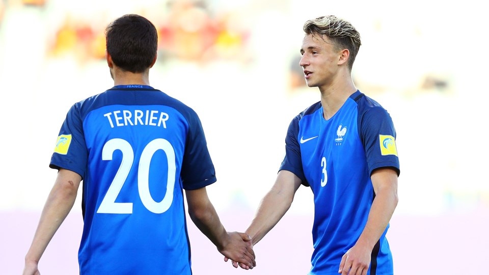 Những khoảnh khắc U20 Việt Nam thua “tâm phục khẩu phục” U20 Pháp - 8
Tiền đạo Terrier và hậu vệ Boscagli của U20 Pháp