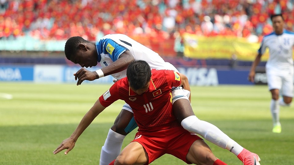 U20 Việt Nam 0-2 U20 Honduras: Thất bại đáng tiếc - 5
Chấn thương khiến Thanh Bình rời sân bất đắc dĩ, nhường chỗ cho Trần Thành