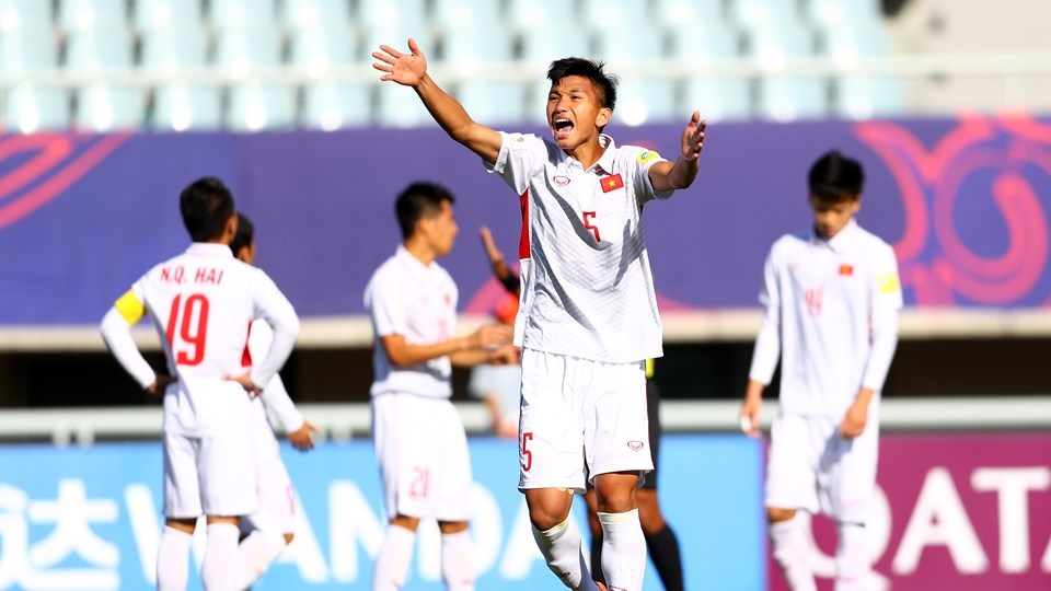 Những khoảnh khắc U20 Việt Nam thua “tâm phục khẩu phục” U20 Pháp - 5
Thanh Hậu phản ứng trọng tài, sau khi U20 Việt Nam bị phạt đền, rất may là Agustin thực hiện hỏng
