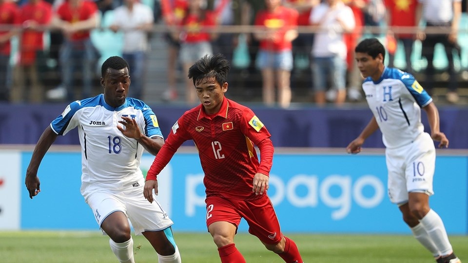 U20 Việt Nam 0-2 U20 Honduras: Thất bại đáng tiếc - 9
Hoàng Nam trong tình huống bị hậu vệ U20 Honduras phạm lỗi