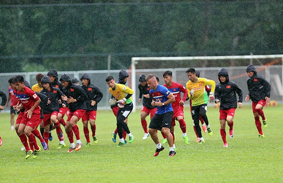 U22 Việt Nam chuẩn bị phương án thuỷ chiến với Đông Timor - 1
Các cầu thủ U22 Việt Nam sẵn sàng phương án thi đấu dưới mưa cùng Đông Timor