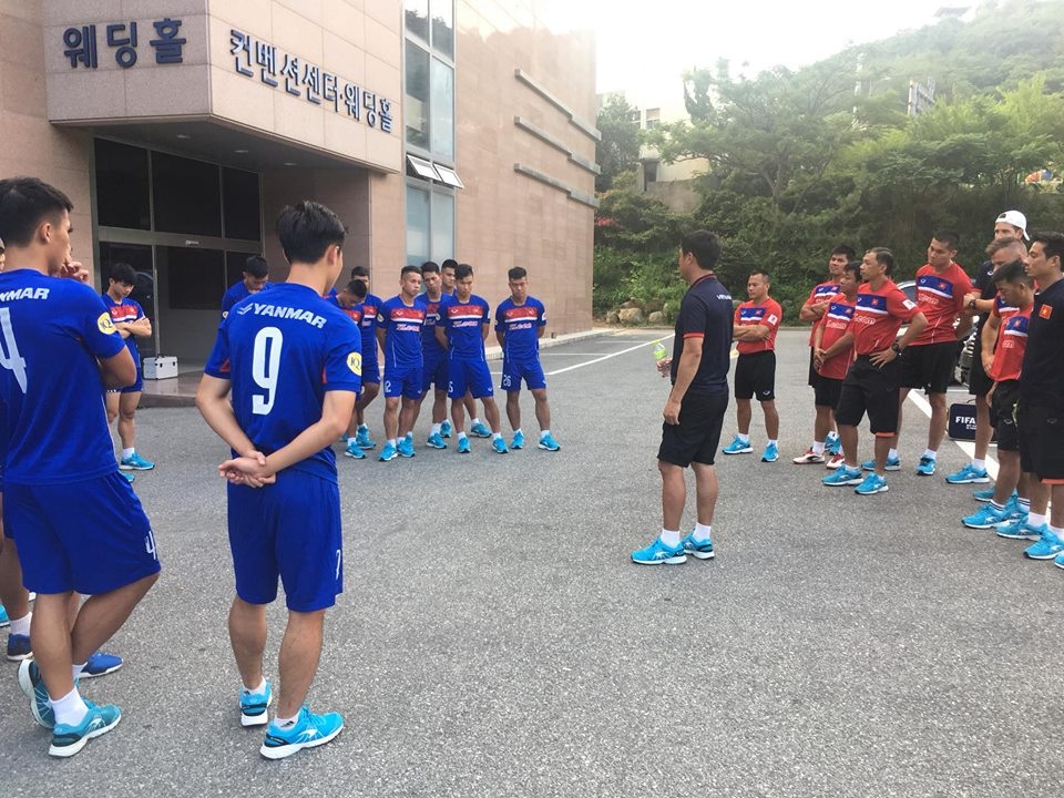 
HLV Hữu Thắng chỉ đạo các học trò
