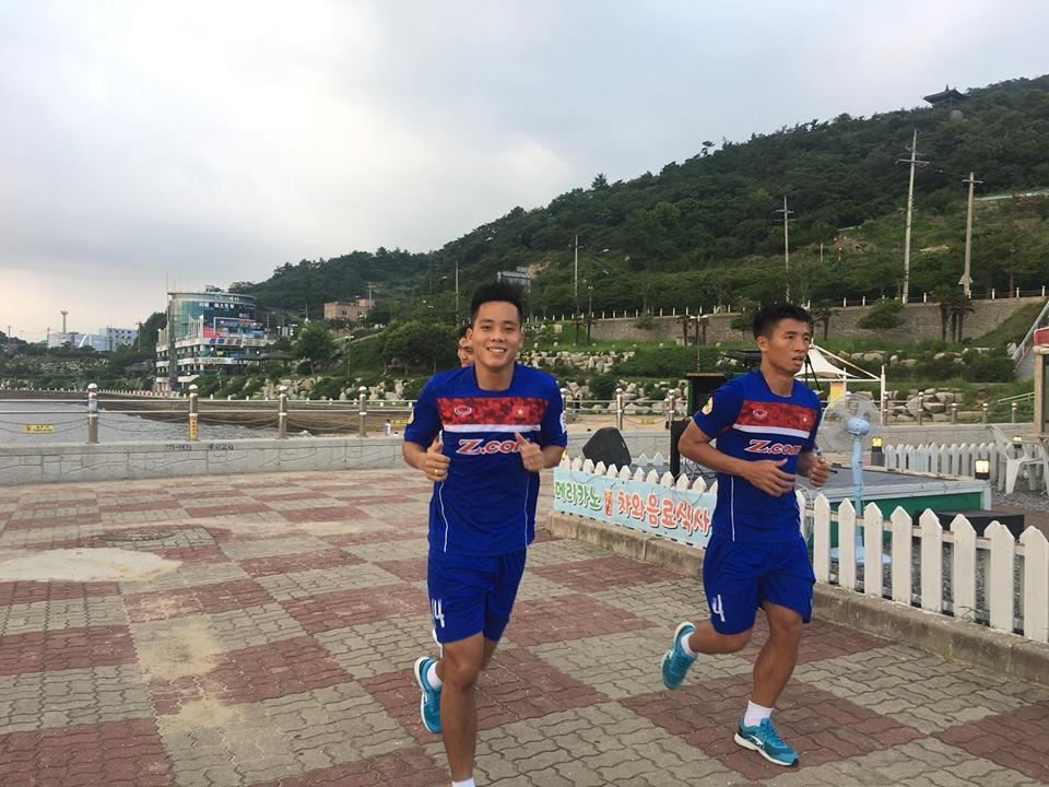 
Các cầu thủ chủ yếu tập chạy bộ
