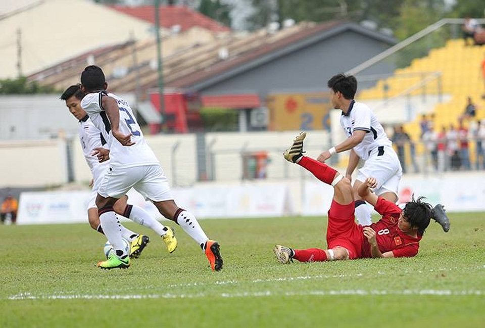 Thua đậm Thái Lan, U22 Việt Nam chia tay SEA Games 29 - 6
Tuấn Anh không tranh chấp được với tuyến giữa của Thái Lan