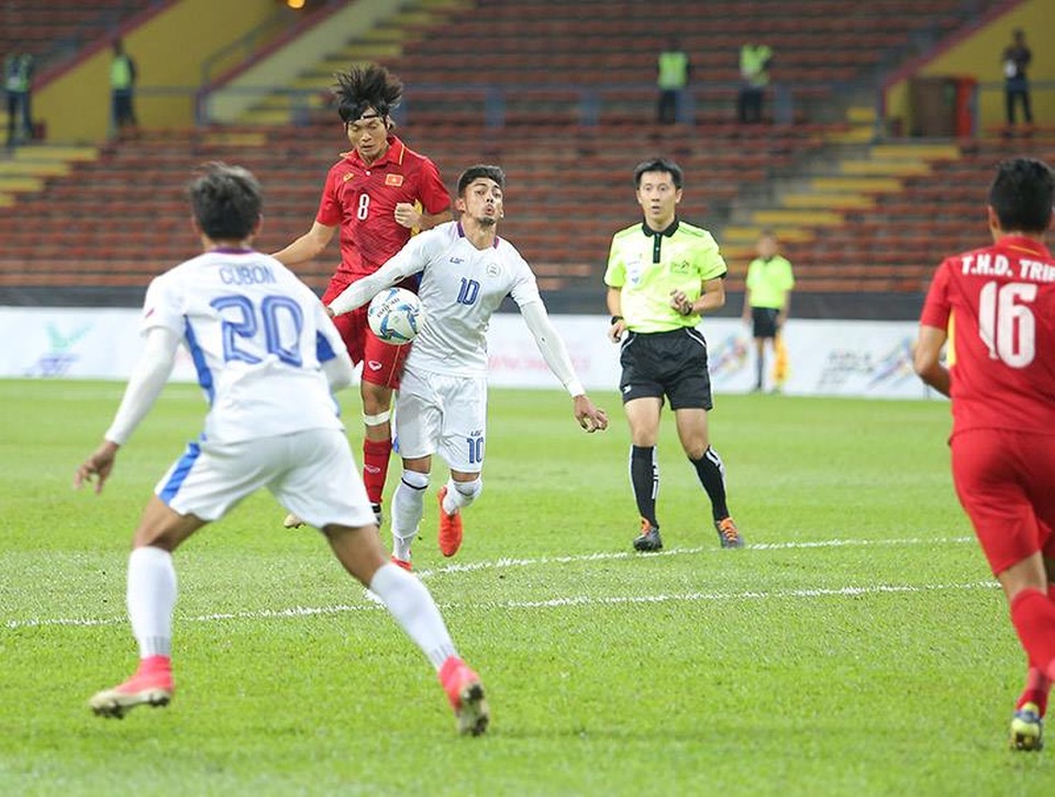 
Tuấn Anh chơi đầy xông xáo ở giữa sân
