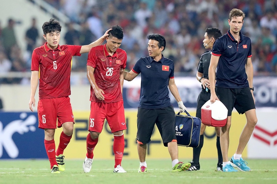 Văn Toàn lập công, U22 Việt Nam đánh bại Ngôi sao K-League - 9
Đức Chinh rời sân khá đáng tiếc do chấn thương - Ảnh: Gia Hưng
