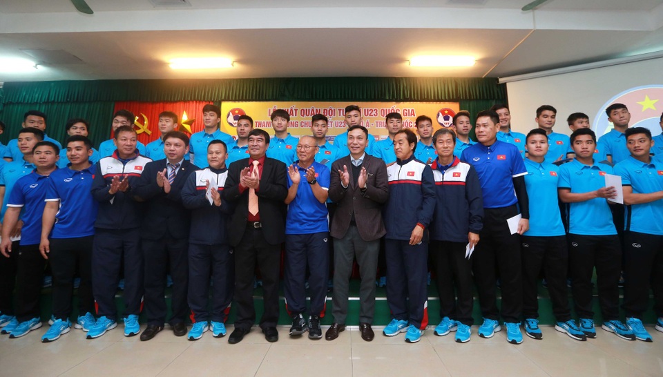 HLV Park Hang Seo: "Trên ngực tôi là màu cờ của Việt Nam" - 2
Buổi xuất quân của U23 Việt Nam tại trụ sở VFF vào sáng 29/12