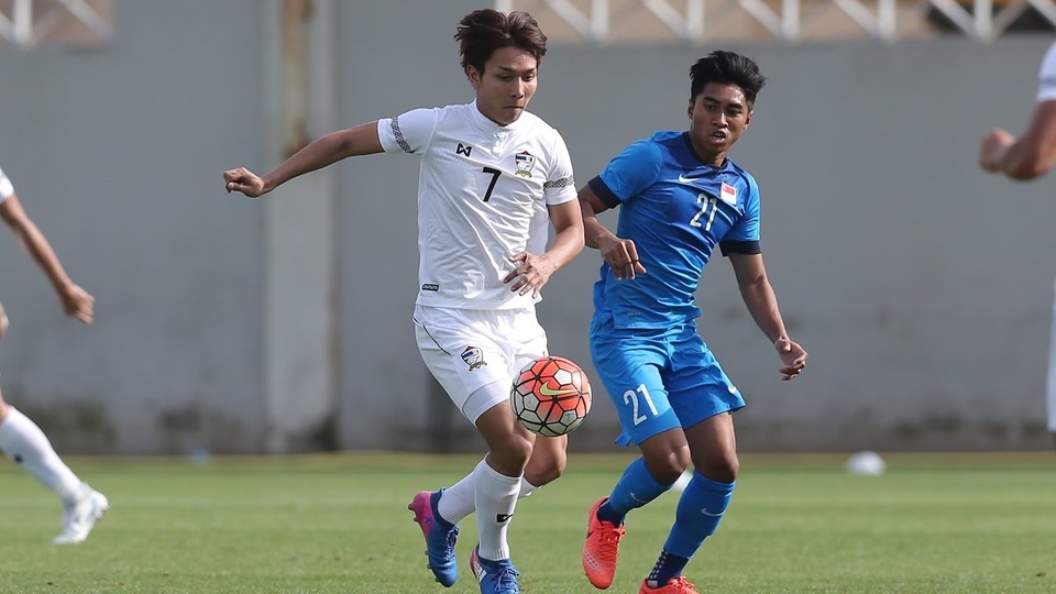 U22 Singapore thắng Lào nhưng vẫn khó qua vòng bảng SEA Games 29 - 1 Singapore (áo xanh) có chiến thắng đầu tiên tại SEA Games 29