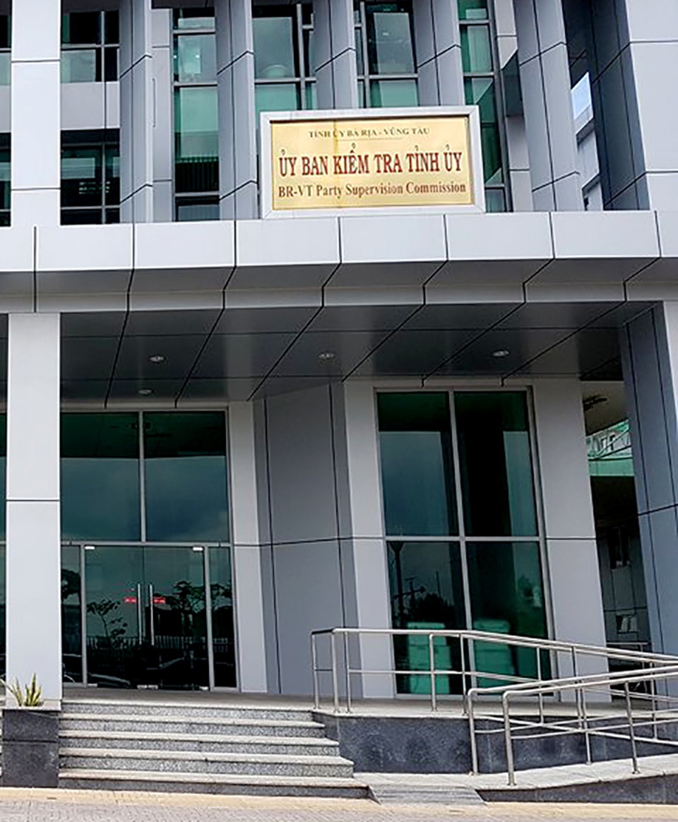 Kiểm tra vụ hoán đổi đất quy hoạch lấy “đất vàng” cho Bí thư Thành uỷ - 2
Tỉnh ủy tỉnh Bà Rịa – Vũng Tàu đã giao Uỷ ban kiểm tra thành Tỉnh uỷ lập đoàn kiểm tra, xác minh dấu hiệu vi phạm liên quan đến vụ hoán đổi đất trong quy hoạch lấy đất vàng cho Bí thư Thành uỷ TP. Bà Rịa Lương Trí Tiên.