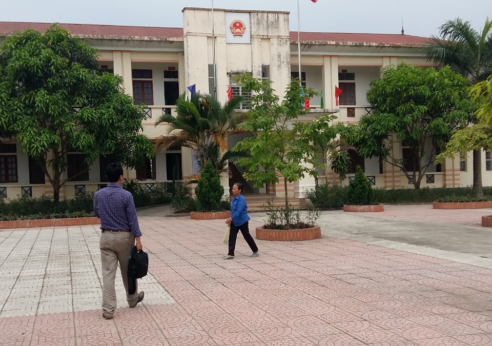 Vốn ưu đãi dành cho người nghèo "chạy" về nhà cán bộ - 1 UBND xã Hội Sơn (Anh Sơn, Nghệ An), nơi có nhiều cán bộ được vay vốn các chương trình ưu đãi dành cho hộ khó khăn, hộ nghèo.