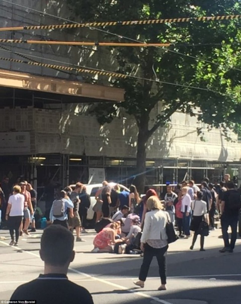 Cảnh sát đã bắt giữ 2 người và cho rằng đây là một hành vi có chủ đích. Tuy nhiên danh tính của các đối tượng bị bắt chưa được tiết lộ. (Ảnh: Dailymail)