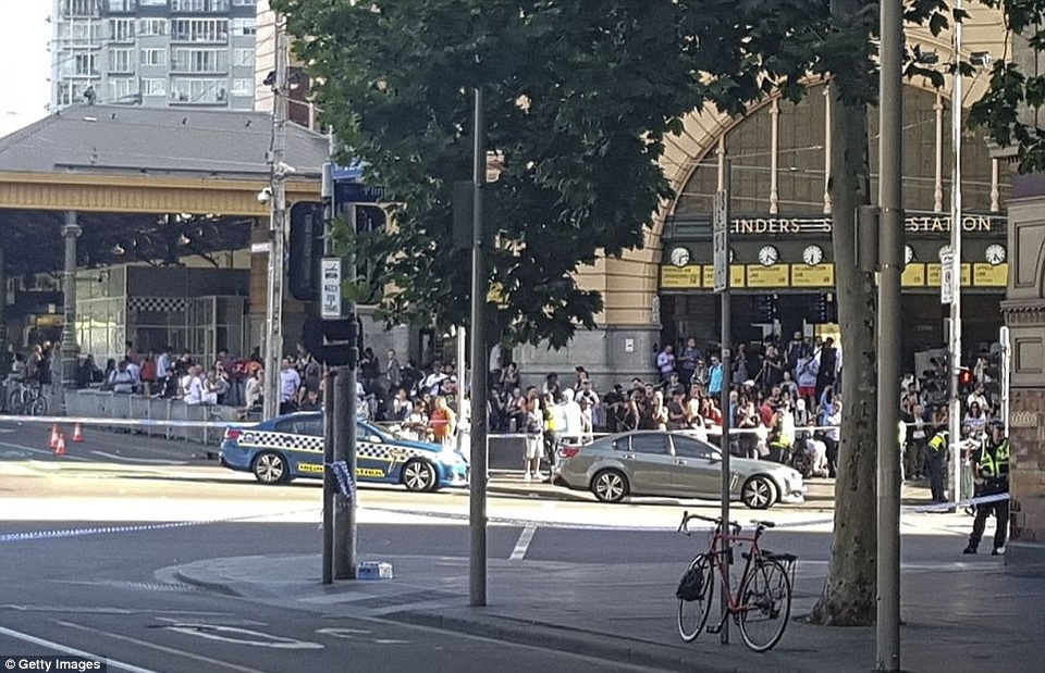 14 người bị thương đã được đưa đến bệnh viện, trong đó có một số người bị thương nặng. Cảnh sát cũng nhanh chóng phong tỏa khu vực này để tiến hành điều tra. (Ảnh: Getty)