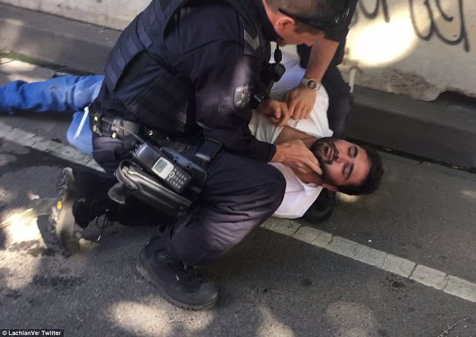 Mặc dù cảnh sát chưa nêu danh tính tài xế nhưng những bức ảnh chụp từ hiện trường cho thấy một người đàn ông có râu mặc áo sơ mi trắng được cảnh sát lôi ra từ chiếc xe gây ra vụ việc. (Ảnh: Dailymail)