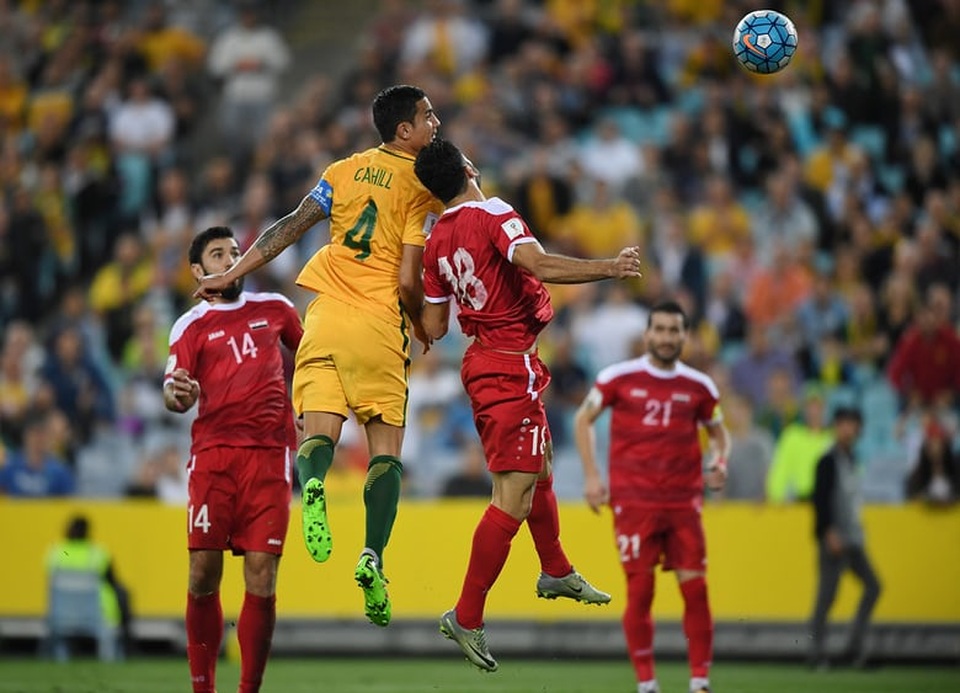 Người hùng Cahill giúp Australia vượt qua Syria trong trận cầu nghẹt thở - 3 Tim Cahill (4) bật cao hơn hẳn hậu vệ đối phương, đánh đầu ghi bàn ấn định chiến thắng 2-1 cho Socceroos