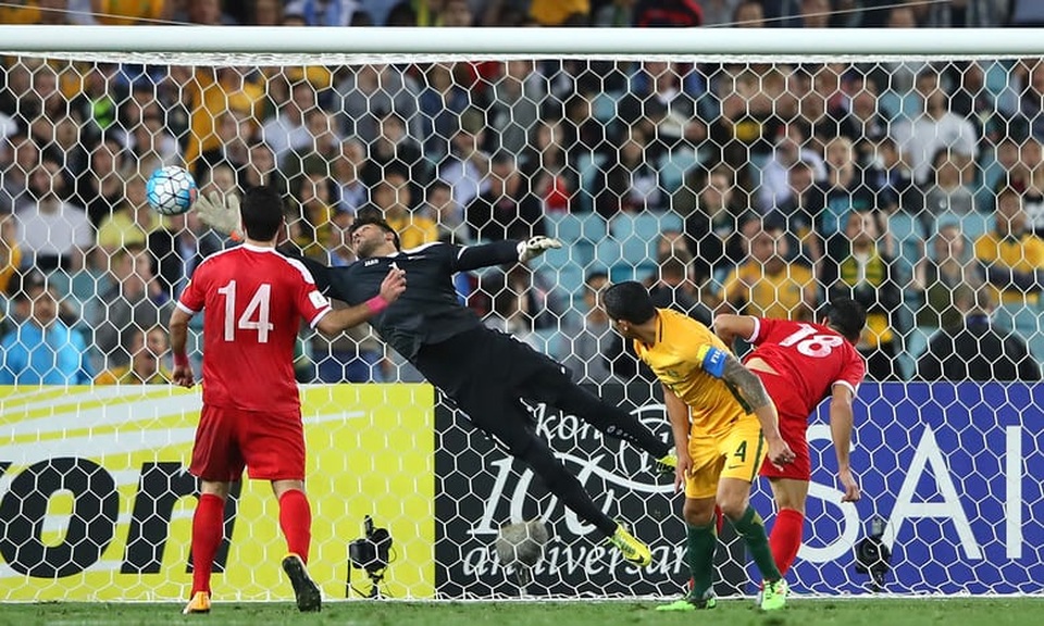 Người hùng Cahill giúp Australia vượt qua Syria trong trận cầu nghẹt thở - 1 Pha đánh đầu của Cahill gỡ hoà 1-1 cho Australia