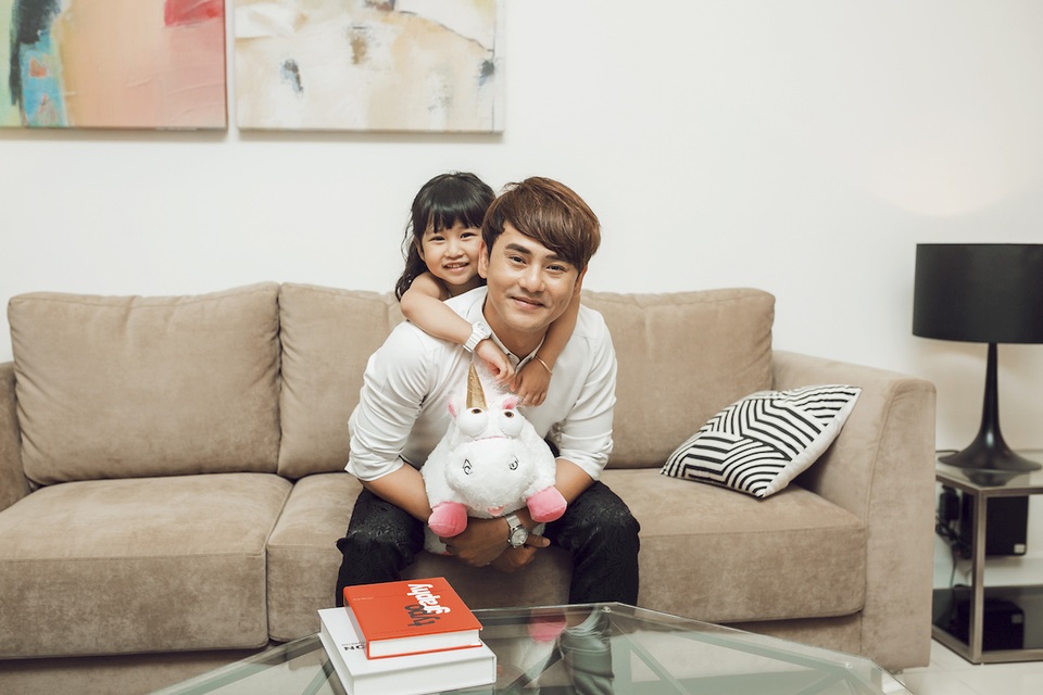 Anh chăm chút đầu tư cho con gái từ những nền tảng căn bản nhất.