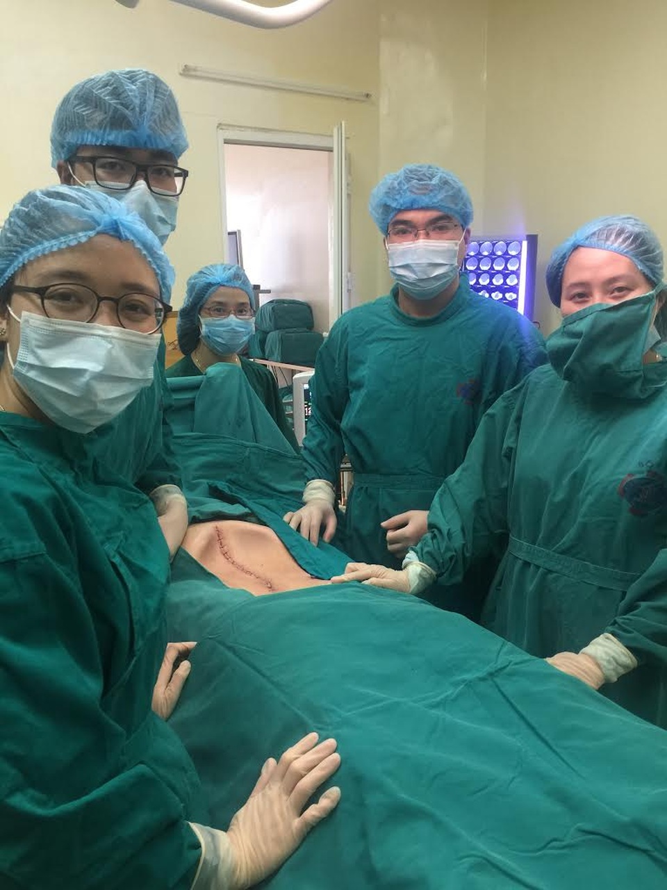 Bệnh nhân như mang bầu song sinh vì khối u 16kg trong bụng - 2 Bụng bệnh nhân đã xẹp hẳn xuống khi khối u 16kg được lấy ra khỏi cơ thể. Ảnh: BS cung cấp.