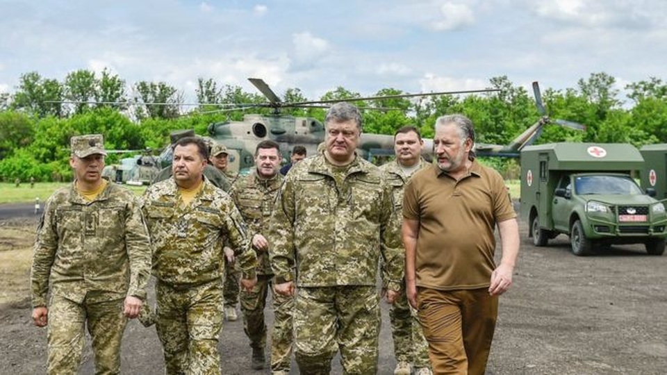 Mỹ có thể gửi vũ khí tới miền Đông Ukraine - 1
Tổng thống Ukraine Petro Poroshenko thăm vùng Donetsk hồi tháng 6 (Ảnh: Reuters)