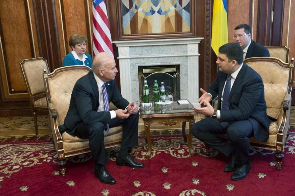 Ukraine bắt phiên dịch viên nghi là gián điệp Nga - 2 Stanislav Yezhov làm phiên dịch cho lãnh đạo Ukraine trong cuộc gặp với Phó Tổng thống Mỹ Joe Biden năm 2016 (Ảnh: BBC)