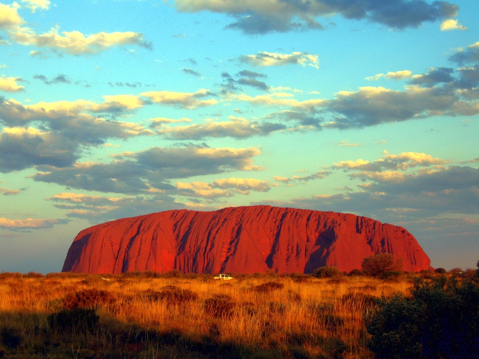 Bí ẩn về núi đá thiêng kỳ lạ có thể biến đổi màu sắc - 1 Uluru là ngọn núi thiêng của người dân địa phương