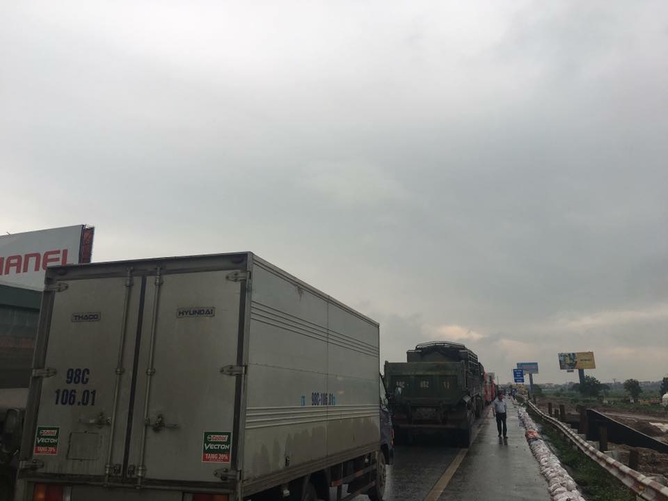 3 xe ô tô "ăn vạ" trên cao tốc Pháp Vân - Cầu Giẽ, giao thông ùn tắc kéo dài - 2 Giao thông ùn tắc kéo dài.