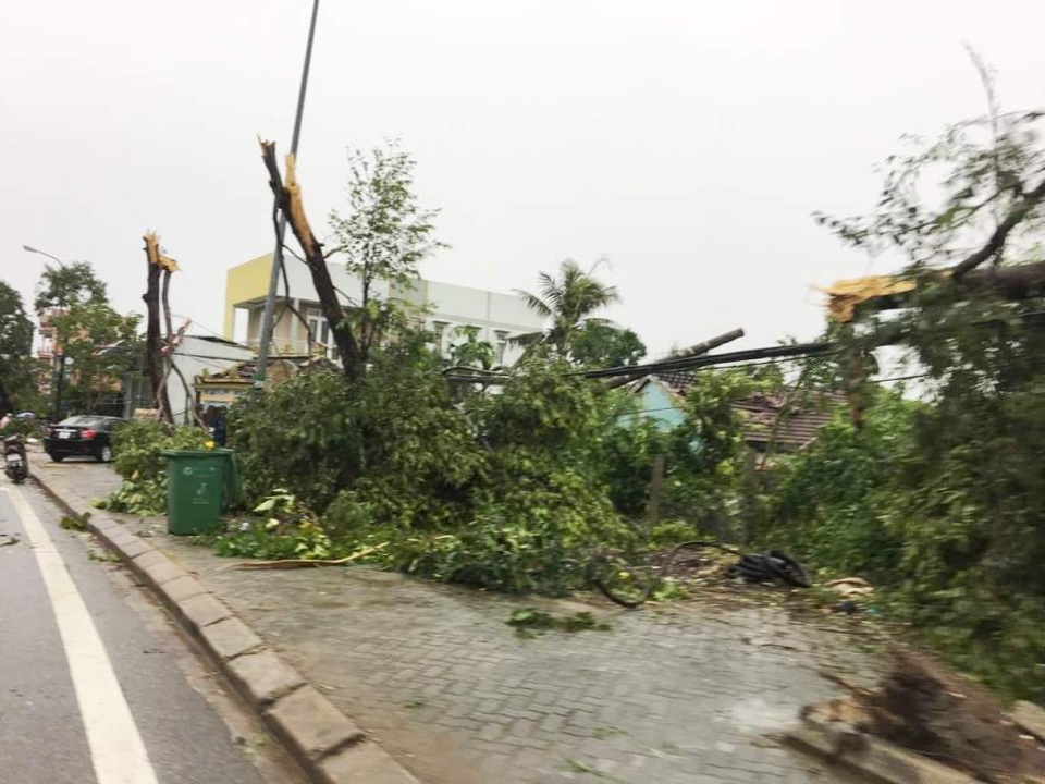 “Trận địa bom” do lốc tại Huế - 7 Những khung cảnh tan hoang vì lốc không khác gì bị dội bom ở Thị xã Hương Thủy