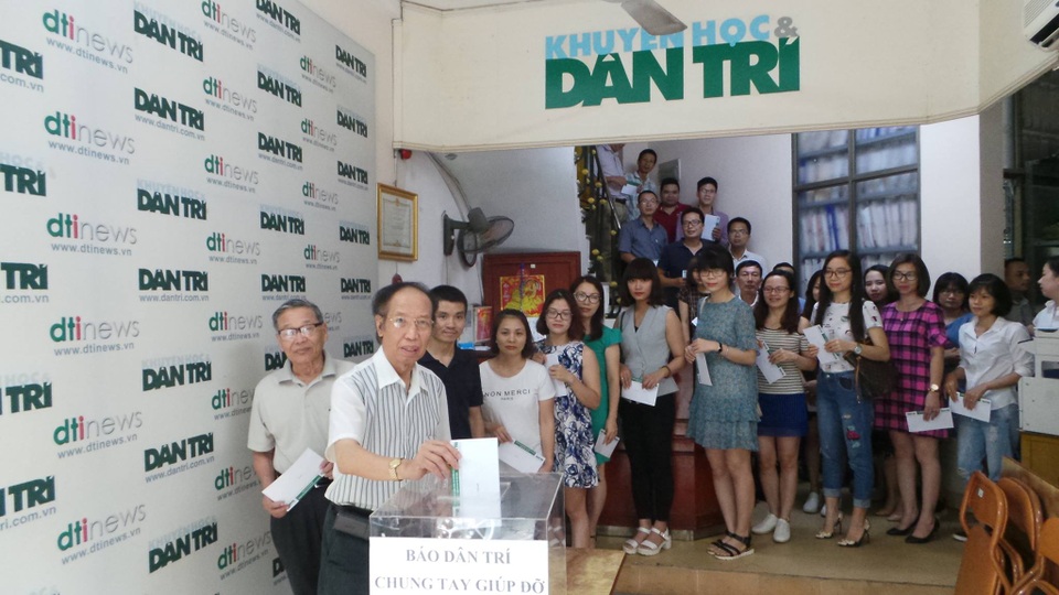 Bạn đọc Dân trí đã ủng hộ hơn 1,7 tỷ đồng giúp đỡ đồng bào miền núi bị lũ quét - 5
Tổng Biên tập báo Dân trí Phạm Huy Hoàn, Phó Tổng Biên tập Nguyễn Lương Phán, Phó Tổng Biên tập Phạm Tuấn Anh cùng cán bộ nhân viên của báo tham gia đóng góp 2 ngày lương giúp đỡ người dân miền núi bị lũ quét