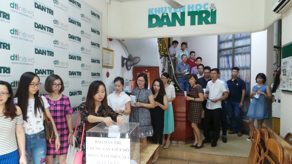 Bạn đọc Dân trí đã ủng hộ hơn 1,7 tỷ đồng giúp đỡ đồng bào miền núi bị lũ quét - 6
Theo bà Phạm Thị Châu, Chủ tịch Công đoàn báo Dân trí, với sự chung tay của mỗi người sẽ góp phần động viên tinh thần bà con miền núi vượt qua giai đoạn khó khăn trước mắt