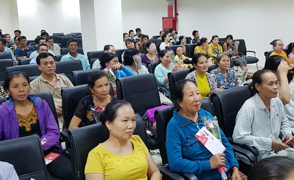 Nhiều hoa đã được tặng cho các chị em bị UTV nhân ngày Phụ nữ Việt Nam 20-10-2017