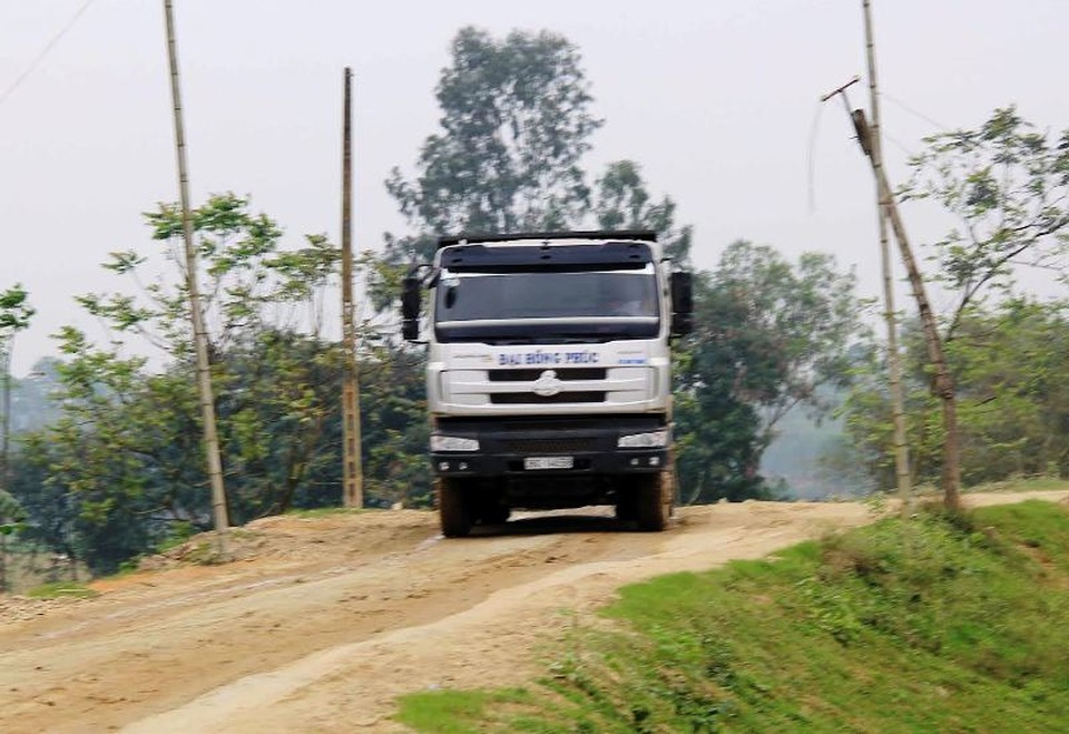 Xe tải hàng chục tấn chạy trên đê