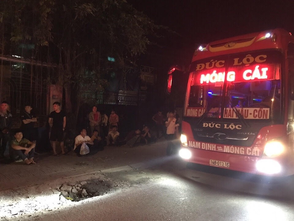 Phát hiện xe khách 40 chỗ “nhồi nhét” 70 người - 1 Dù chạy trong đêm nhưng chiếc xe nhồi nhét khách này không qua mặt được lực lượng CSGT Quảng Ninh (ảnh CSGT cung cấp)