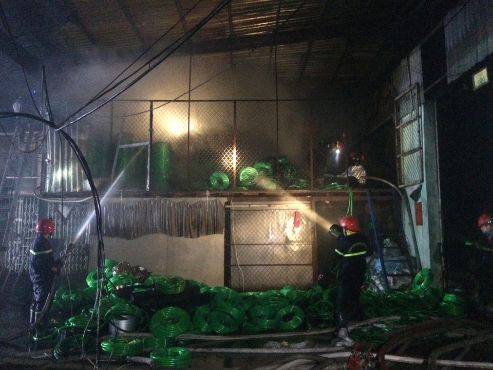 Hơn 200 chiến sĩ được huy động chữa cháy