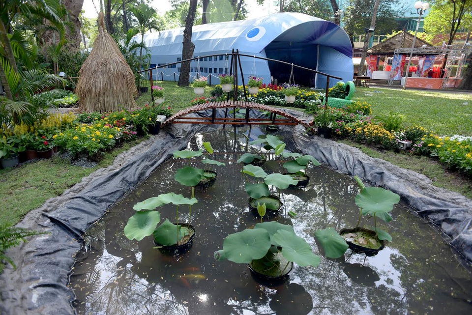 Tiểu cảnh hồ nước, cầu bắc ngang qua đậm chất thơ.