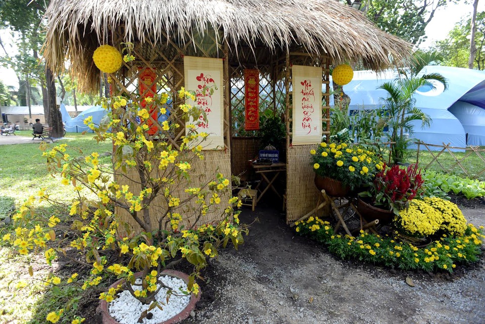 Ngôi nhà lá, phía trước nhà đặt chậu mai vàng rực tạo nên không khí đoàn tụ những ngày cuối năm.