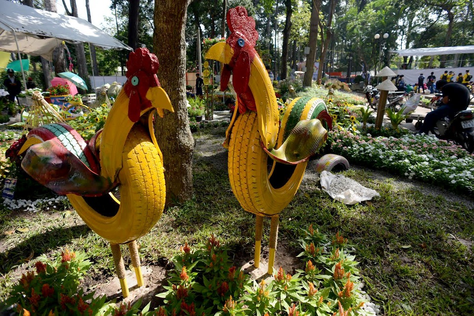 Gà làm bằng lốp xe chào đón năm Đinh Dậu.