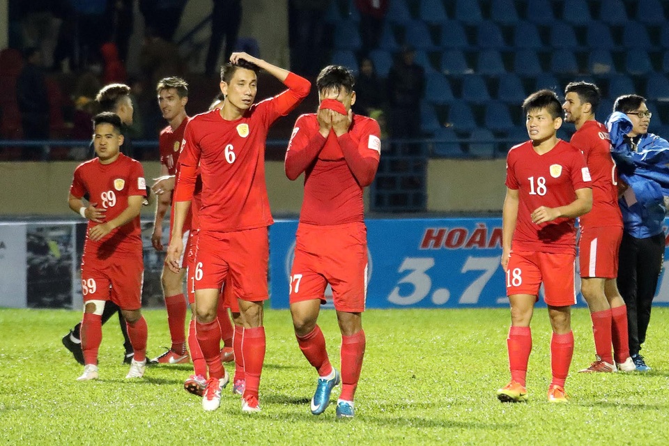 
Cầu thủ TPHCM vẫn được thưởng dù thua trận tại Cẩm Phả - Ảnh: Gia Hưng
