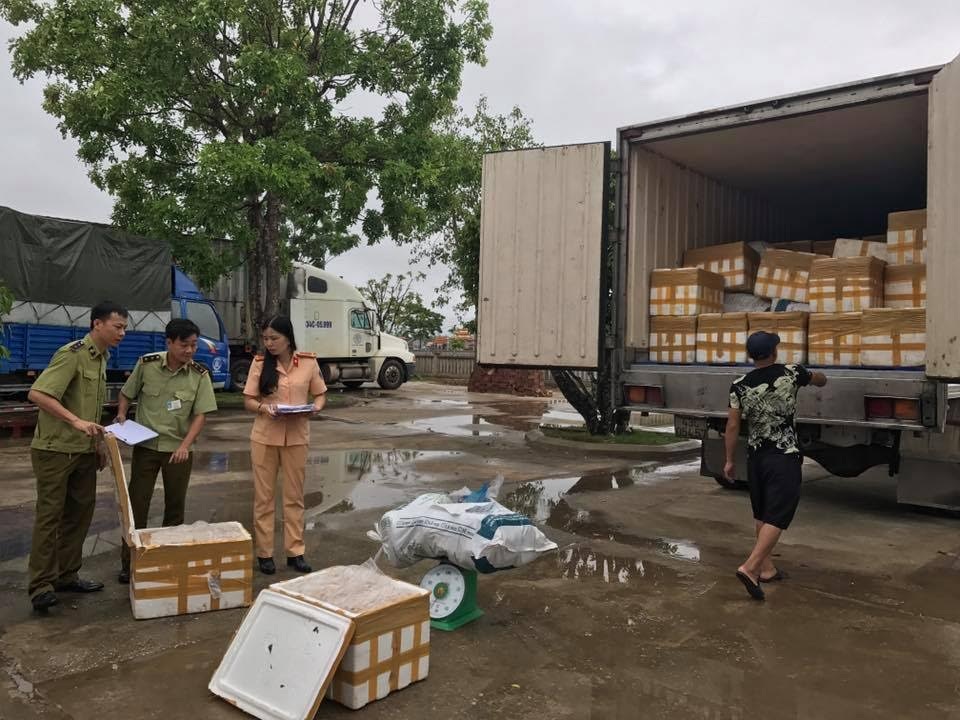 Chiếc xe tải cùng toàn bộ số hàng bị bắt giữ