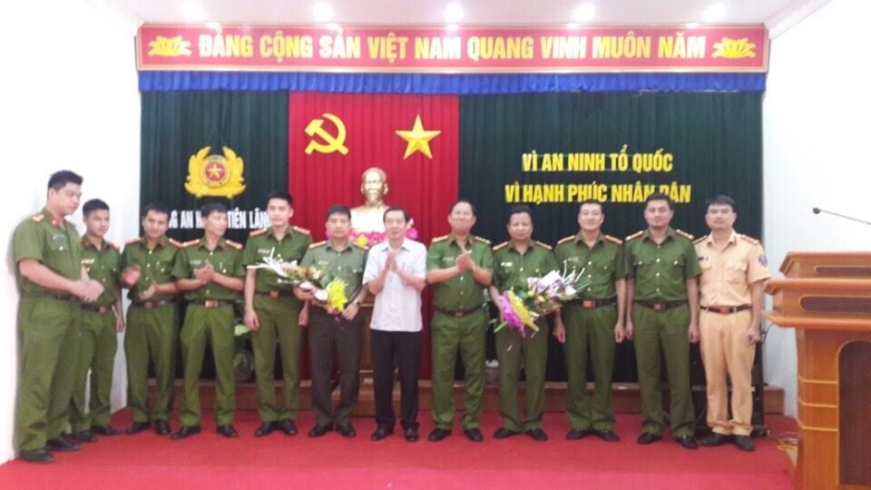 Bắt “nữ quái” chuyên cung cấp thuốc "bay, lắc" cả đêm cho "dân chơi" - 3 Lãnh đạo Công an thành phố khen thưởng Ban chuyên án (ảnh CTV)