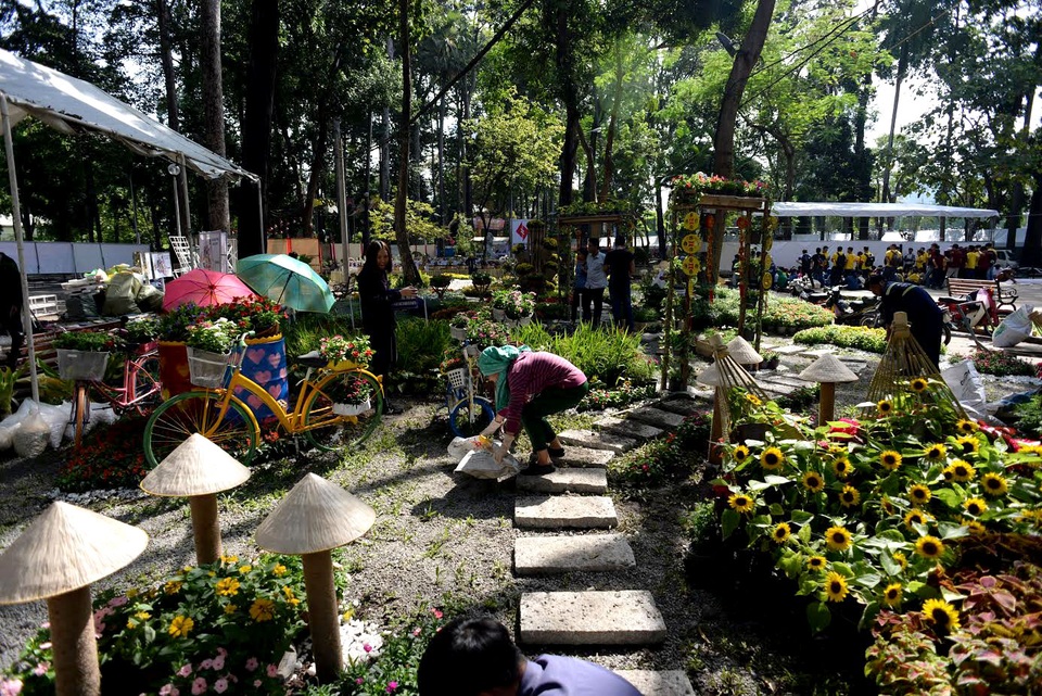 Công nhân dọn dẹp rác ở 1 tiểu cảnh bên trong hội hoa xuân.