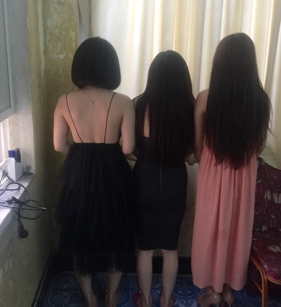Xóa sổ đường dây cung cấp “gái gọi” cho "đại gia" qui mô lớn - 1 Công an bắt quả tang 3 gái bán dâm thuộc đường dây của Thương (ảnh CTV)