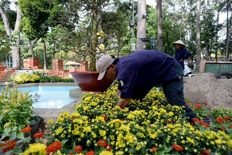 Các công nhân hoàn thiện các công việc cuối cùng.