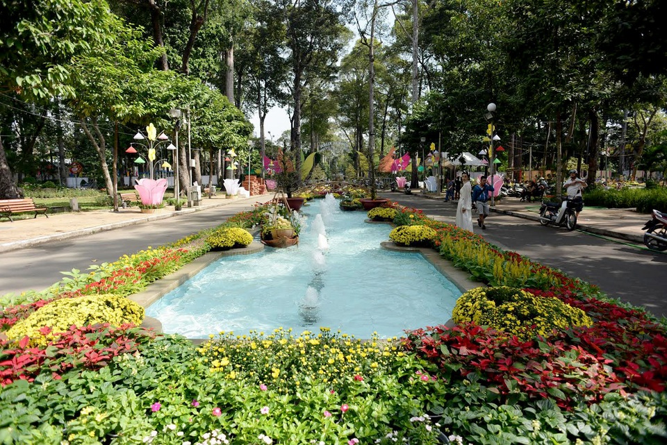 Khu vực được bài trí bắt mắt với hoa lá, trái cây.