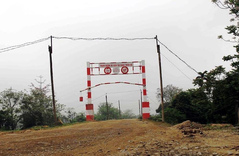 Khung ngăn xe quá tải nhưng cũng không ngăn được sự lộng hành của những chiếc xe này