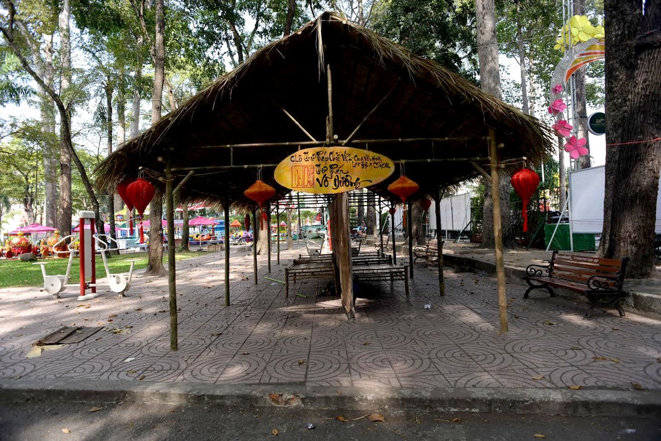 Khu vực viết chữ thư pháp bên trong hội hoa xuân.